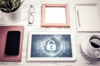 Ahşap masa üzerinde tablet bilgisayarlı Web güvenliği ve teknoloji kavramı