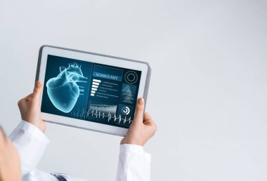Tablet bilgisayarla çalışan kadın doktorların ellerini kapat