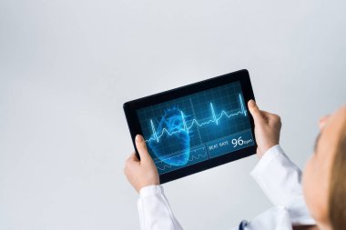 Tablet bilgisayarla çalışan kadın doktorların ellerini kapat
