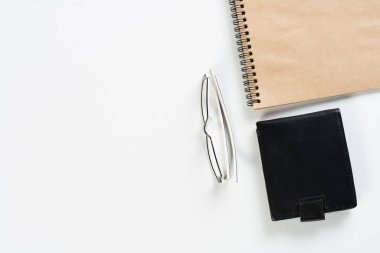 Malzemelerle dolu ofis çalışma alanı