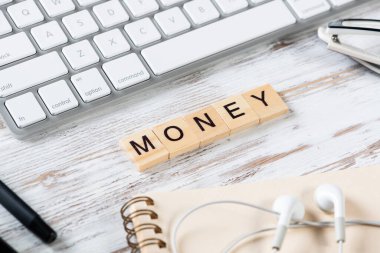 Küpler üzerindeki harflerle para kavramı