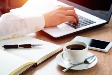 Dizüstü bilgisayarda çalışan iş adamı