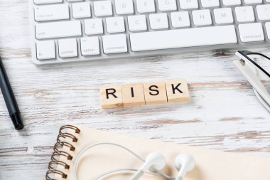 Küpler üzerindeki harflerle risk yönetimi kavramı