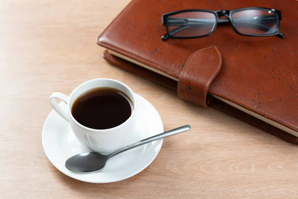 Caderno de couro marrom e óculos na mesa — Fotografia de Stock