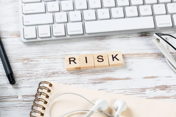 Conceito de gestão de risco com letras sobre cubos — Fotografia de Stock