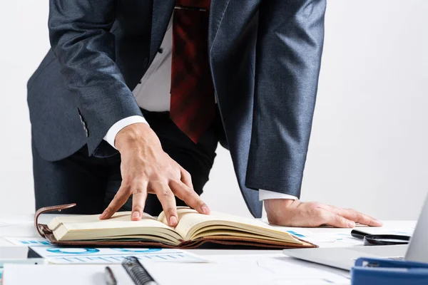 Empresario analizando documentos financieros en el escritorio — Foto de Stock