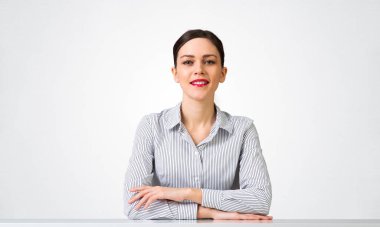 Gülümseyen iş kadını masada oturuyor.