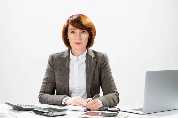 Aantrekkelijke middelbare leeftijd zakenvrouw schrijven — Stockfoto
