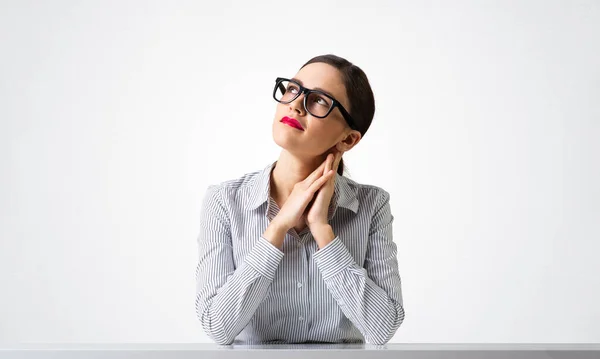 Encantadora jovem mulher senta-se na mesa — Fotografia de Stock