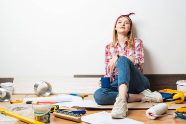 Gülümseyen kız evde kahveyle rahatlıyor.