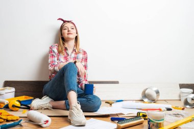 Gülümseyen kız evde kahveyle rahatlıyor.