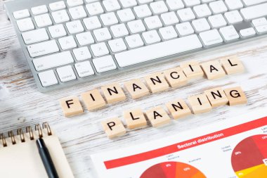 Küpler üzerine harflerle finansal planlama kavramı