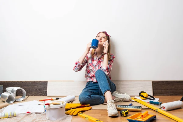 Menina sonhadora falando no smartphone no chão — Fotografia de Stock