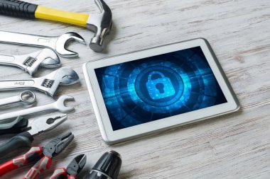 Ahşap masa üzerinde tablet bilgisayarlı Web güvenliği ve teknoloji kavramı
