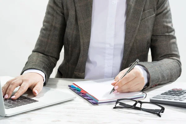 Close up Frau Hand hält Stift — Stockfoto