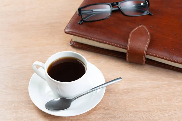 Caderno de couro marrom e óculos na mesa — Fotografia de Stock