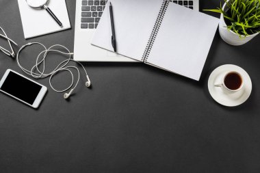 Dizüstü bilgisayarı olan ofis iş yerinin üst görünümü