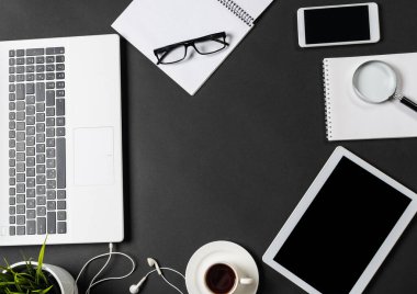 Dijital aygıtlarla ofis işyerinin üst görünümü