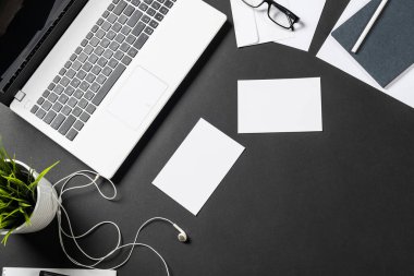 Dijital aygıtlarla ofis işyerinin üst görünümü