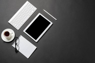 Tablet bilgisayarlı modern işyerinin üst görünümü