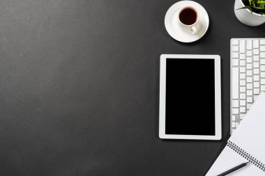 Tablet bilgisayarlı modern işyerinin üst görünümü
