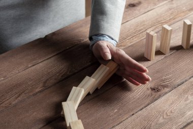 İş kadını el domino etkisini durdurur