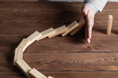 Dominoları düşmekten koruyan iş kadını