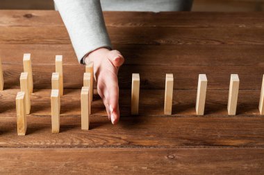 İş kadını domino etkisini engelliyor.