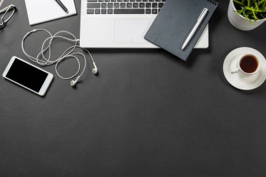 Dizüstü bilgisayarı olan ofis iş yerinin üst görünümü