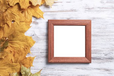 Masanın üzerinde boş dikdörtgen fotoğraf çerçevesi