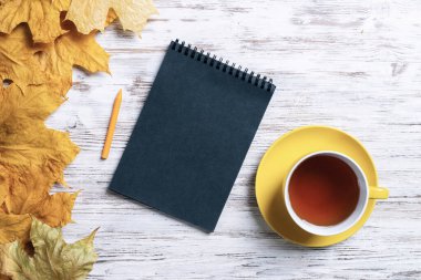 Düz sonbahar kompozisyonu ve bir fincan siyah çay.