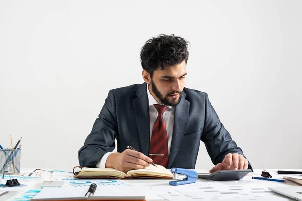 Empresário árabe calculando orçamento na mesa de escritório — Fotografia de Stock