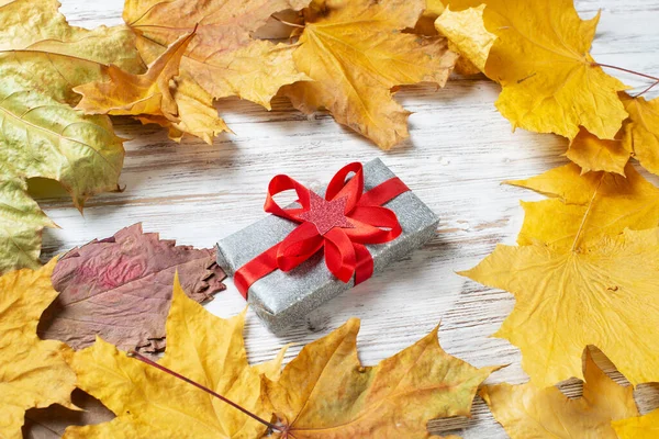 Flach lag süße Komposition mit Geschenkbox — Stockfoto