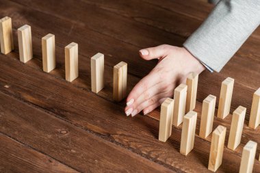 İş kadını el domino etkisini durdurur
