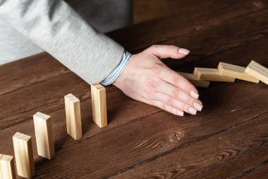 İş kadını domino etkisini engelliyor.