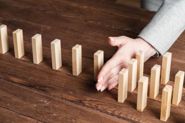 İş kadını domino etkisini engelliyor.