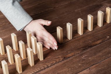 İş kadını el domino etkisini durdurur