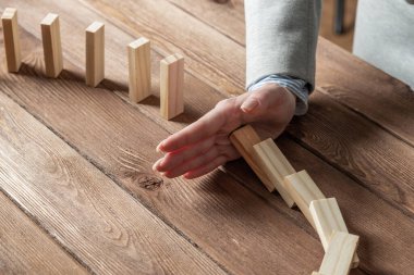 İş kadını el domino etkisini durdurur