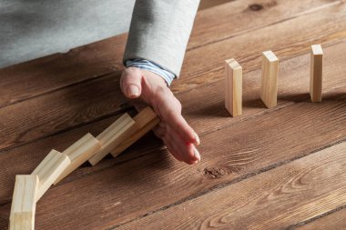 İş kadını el domino etkisini durdurur