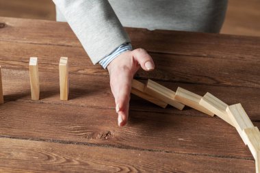 İş kadını domino etkisini yarıda kesti