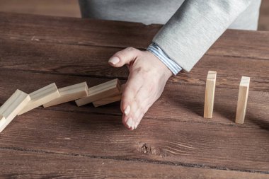 İş kadını el domino etkisini durdurur