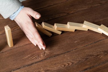 İş kadını domino etkisini yarıda kesti