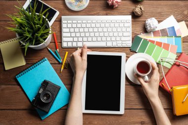 Masada ve tablet bilgisayarda oturan serbest yazar