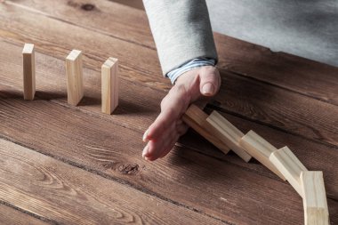 İş kadını el domino etkisini durdurur