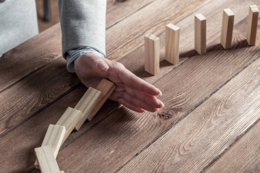 İş kadını el domino etkisini durdurur