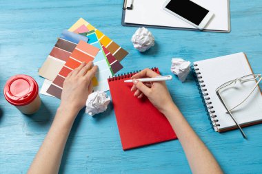 İç tasarımcı kumaş örneklerinden renk seçiyor