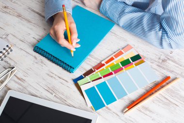 Masada çalışan üst düzey yaratıcı tasarımcı