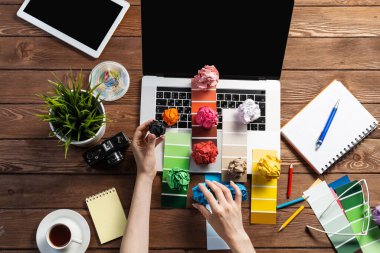 Kadın ellerini renkli kağıt toplarla kapat.