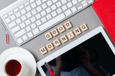 Küplerdeki harflerle günaydın mesajı.