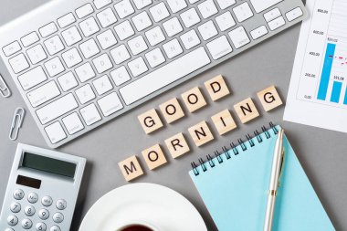 Küplerdeki harflerle günaydın mesajı.